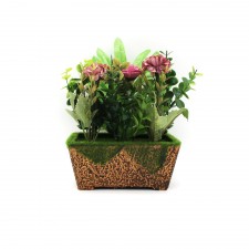 Fleurs artificielles réalisée avec des roses dans un pot rectangulaire en plastique