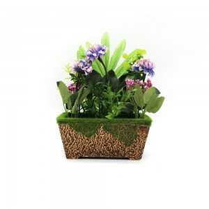 Fleurs artificielles réalisée avec des roses dans un pot rectangulaire en plastique