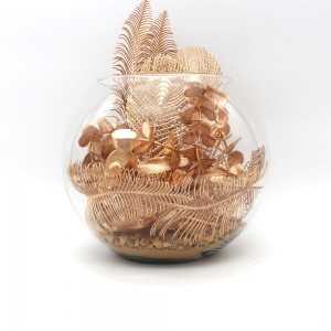 Plante artificielle dorée dans grand bocal rond en verre