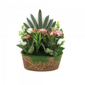 Fleurs artificielles réalisée avec des roses dans un pot forme de bateau en plastique