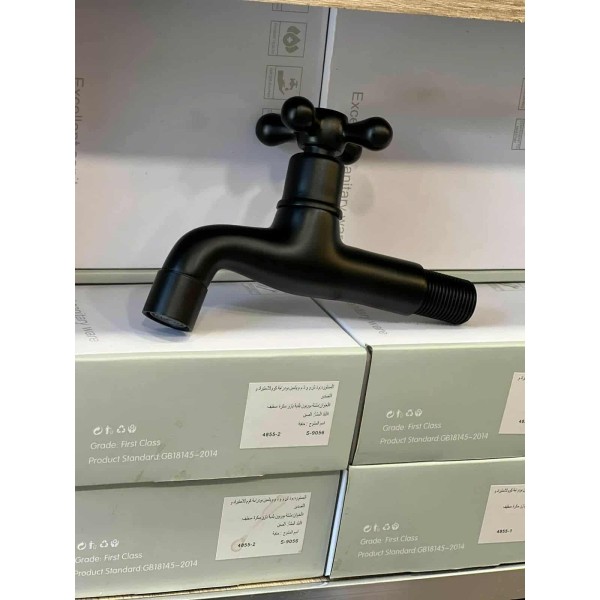 Robinet mural noir mat classique